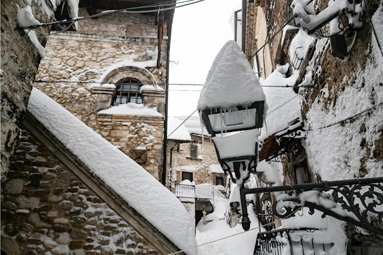 Campo di Giove, in Abruzzo, imbiancato da una forte nevicata