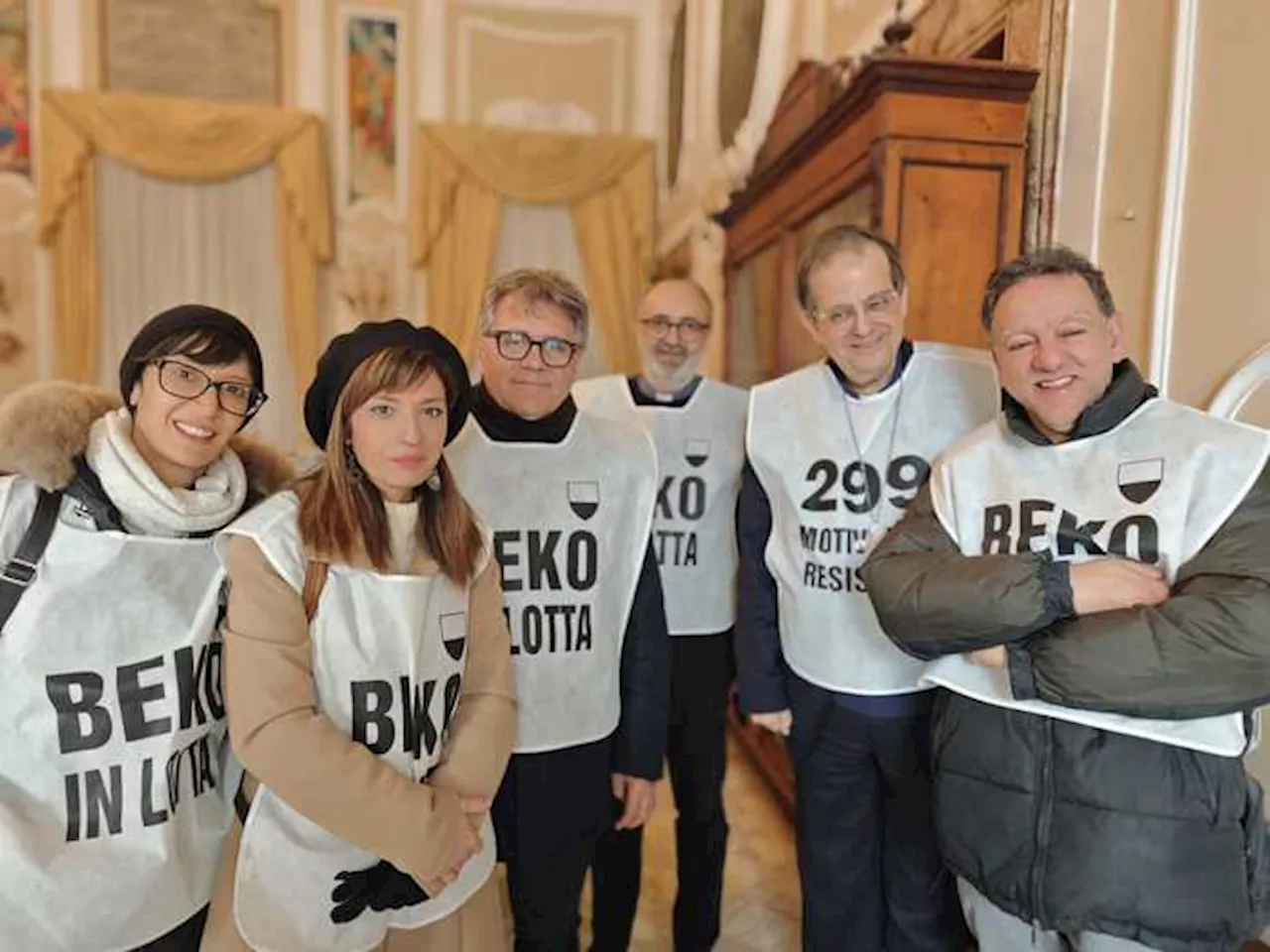 La vertenza Beko, l'arcivescovo di Siena indossa la pettorina della protesta