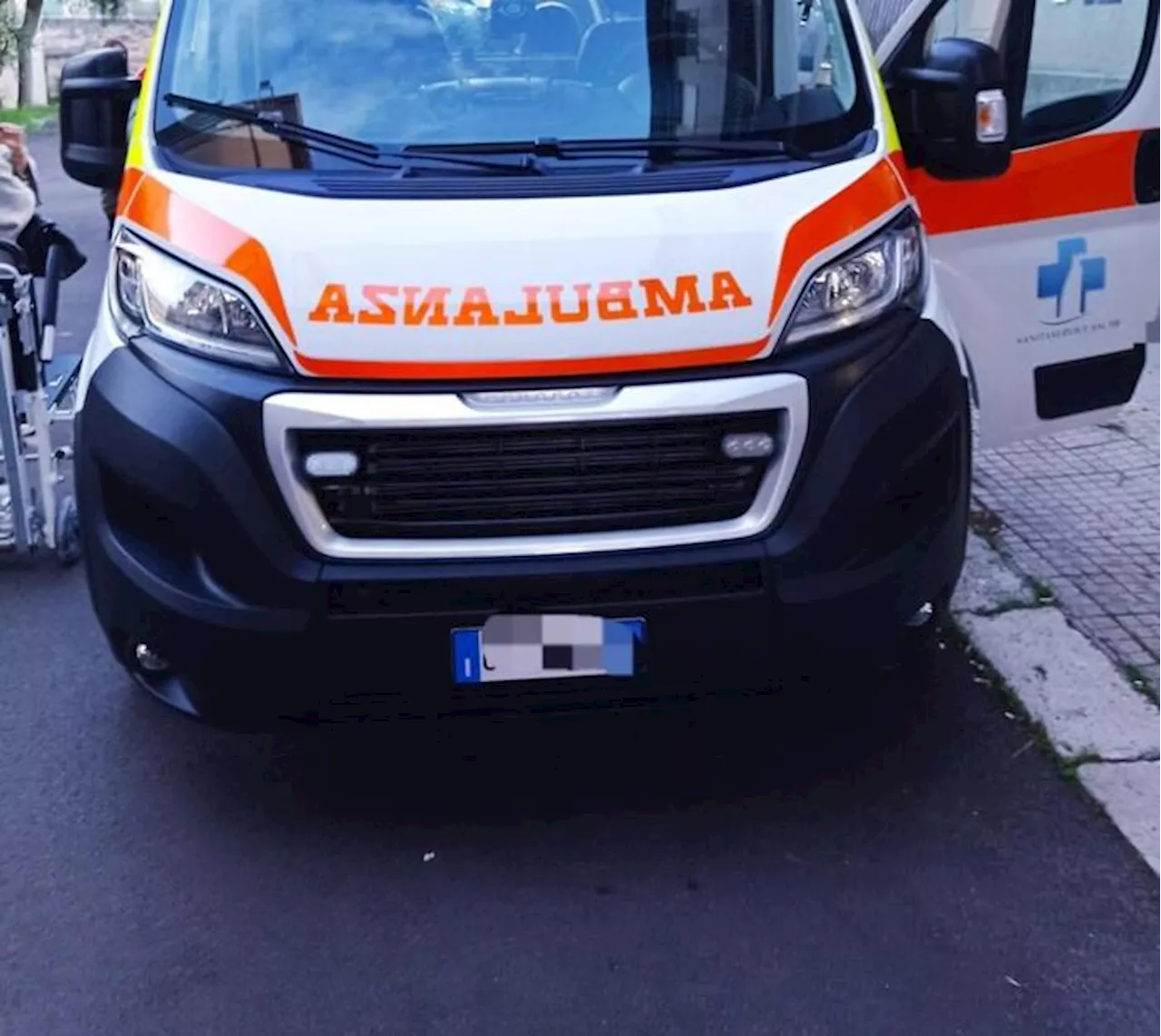 Parto improvviso alla vigilia di Natale, bimbo nasce in auto