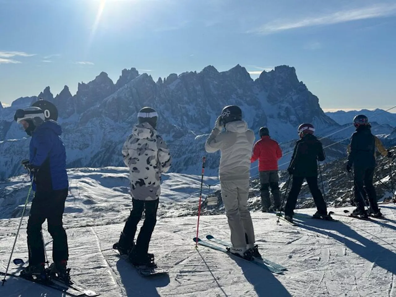 Sciatori sulle piste delle Dolomiti bellunesi a Natale