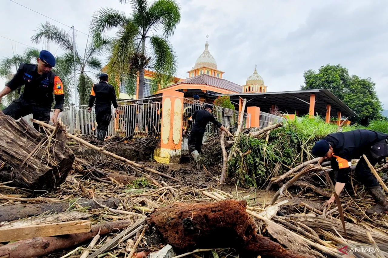 Brimob Bantu Warga Terdampak Banjir Bandang di Situbondo