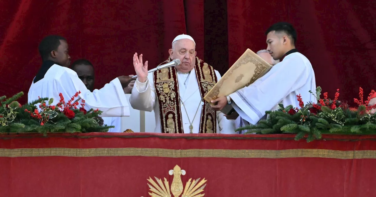 Pope Francis Calls for Peace in Christmas Address, Inaugurates Holy Year