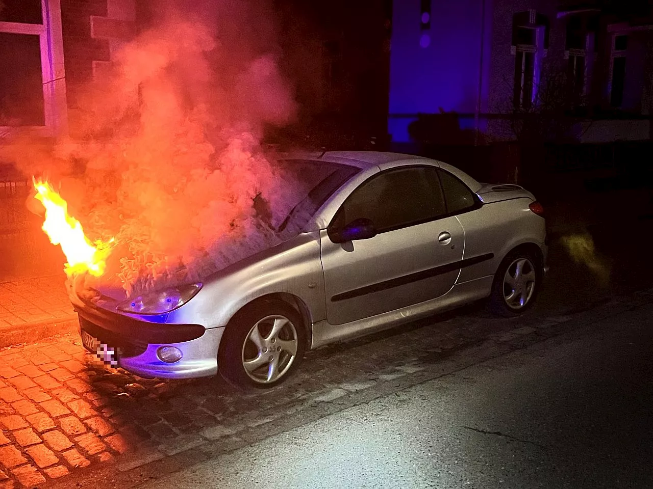 Unbekannter Brandstifter steckt in Stade ein Auto an und versucht ein zweites Fahrzeug in Brand zu setzen – Polizei sucht Zeugen