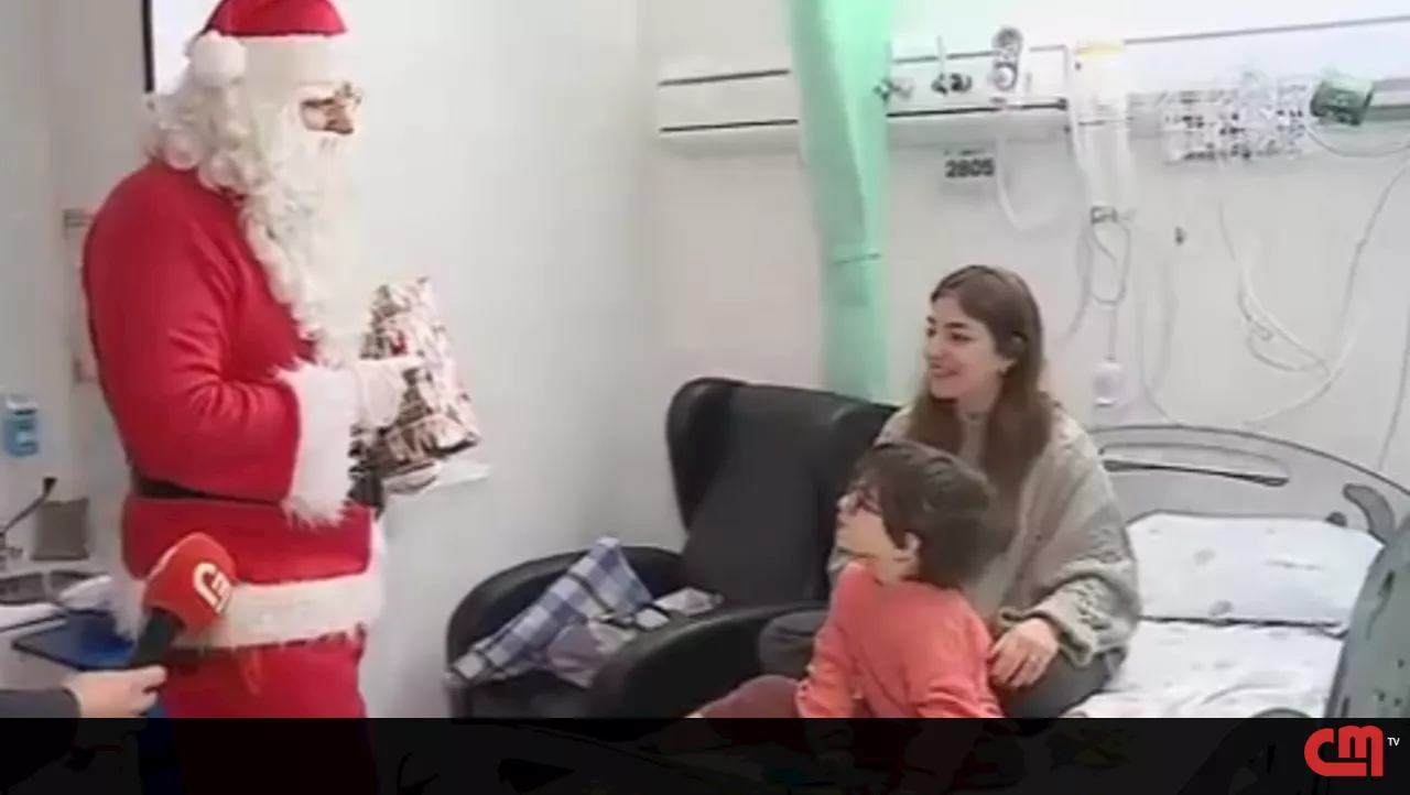 Pai Natal distribui presentes a crianças no Hospital de São João no Porto