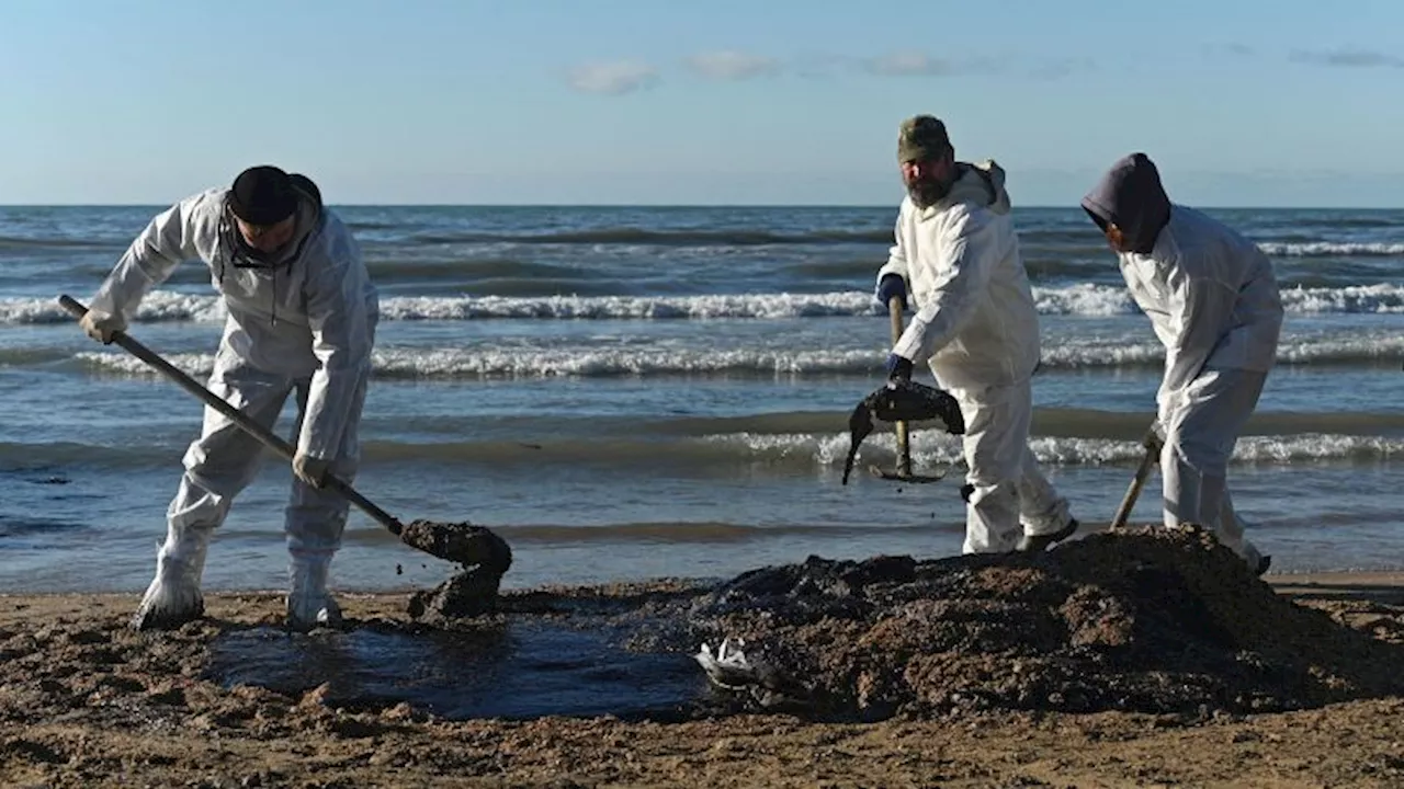 \'Gente corriente con palas\': voluntarios que limpian el vertido de petróleo del mar Negro piden ayuda a Putin