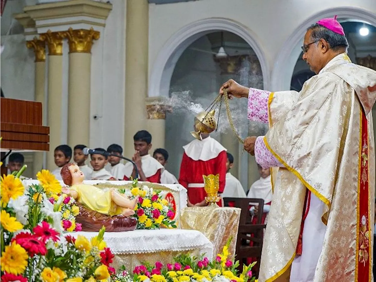 क्रिसमस पर देश और दुनियाभर में चर्च सजाए गए हैं; बेथलेहम में जन्मस्थल पर सजावट नहीं