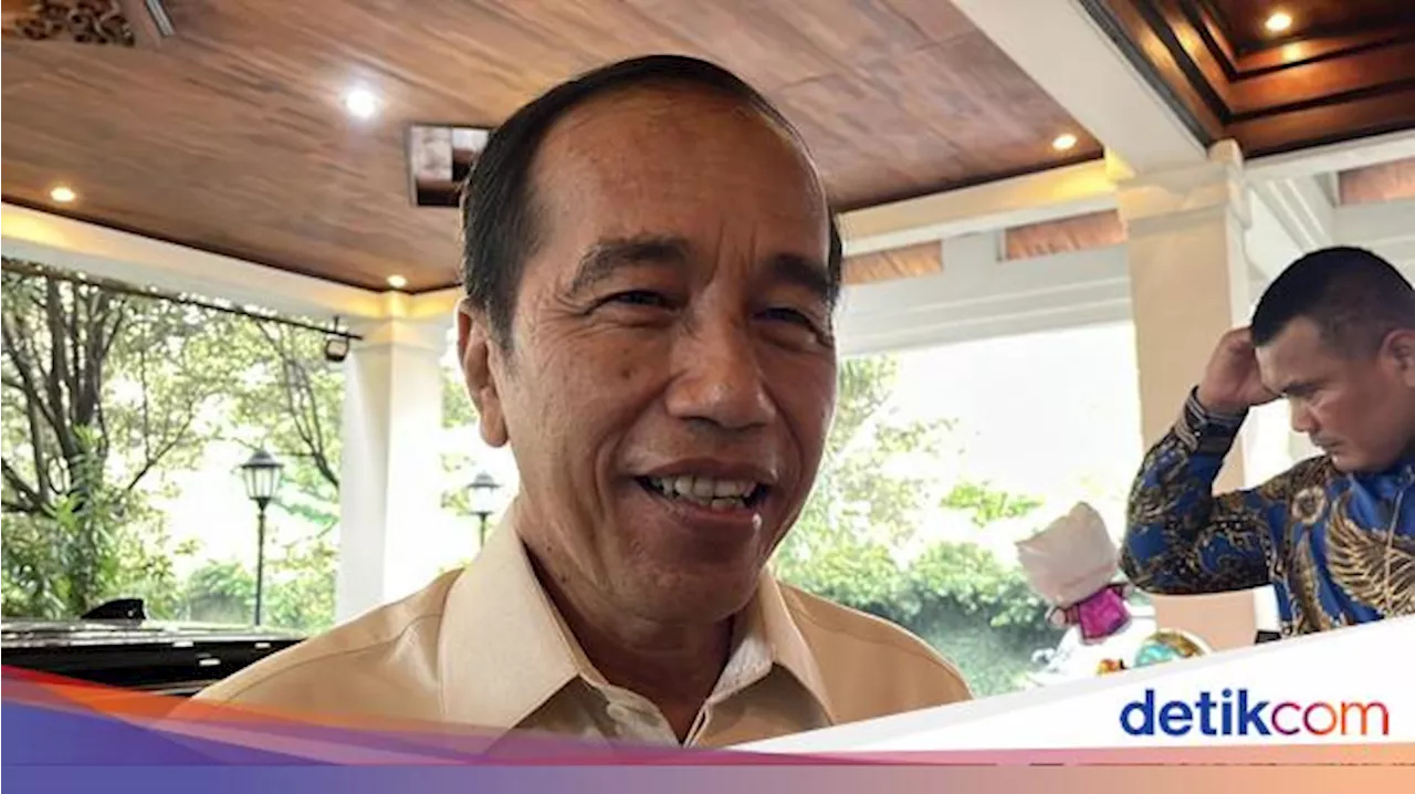 Jokowi Tawa saat Ditanya Soal Penyertaan Namanya dalam Konferensi Pers PDIP