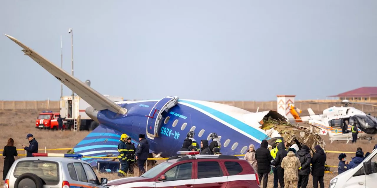 Avión de Azerbaijan Airlines se estrella en Kazajistán, supervivientes rescatados