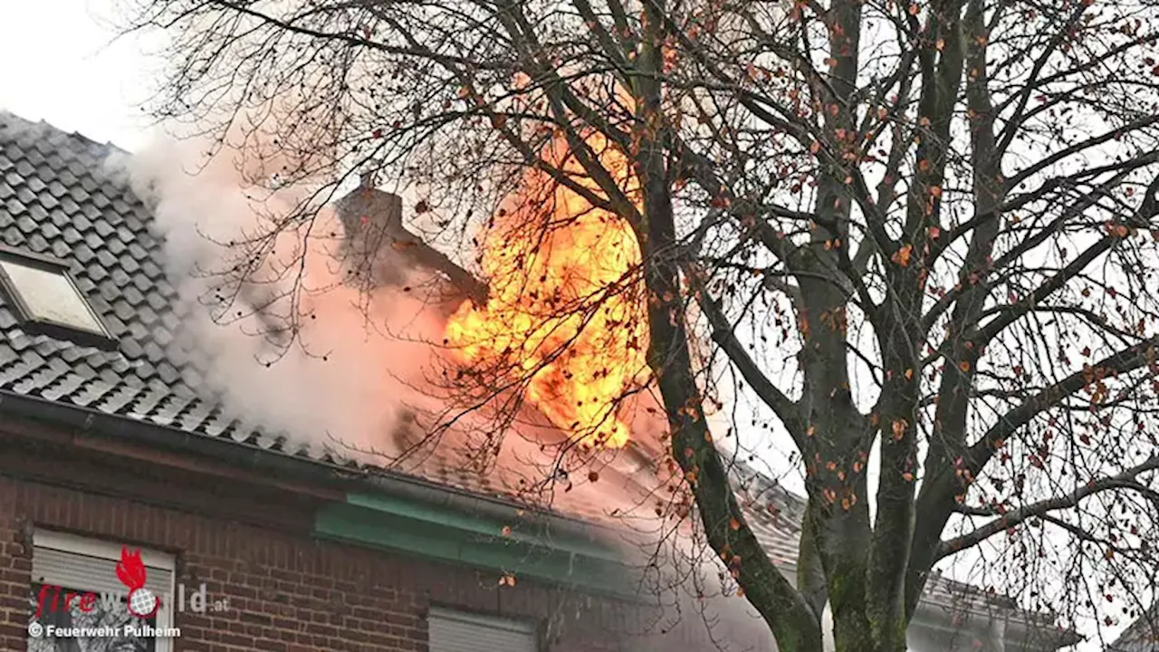 D: Drei Verletzte bei Dachstuhlfeuer an Doppelwohnhaus am 1. Weihnachtstag in Pulheim