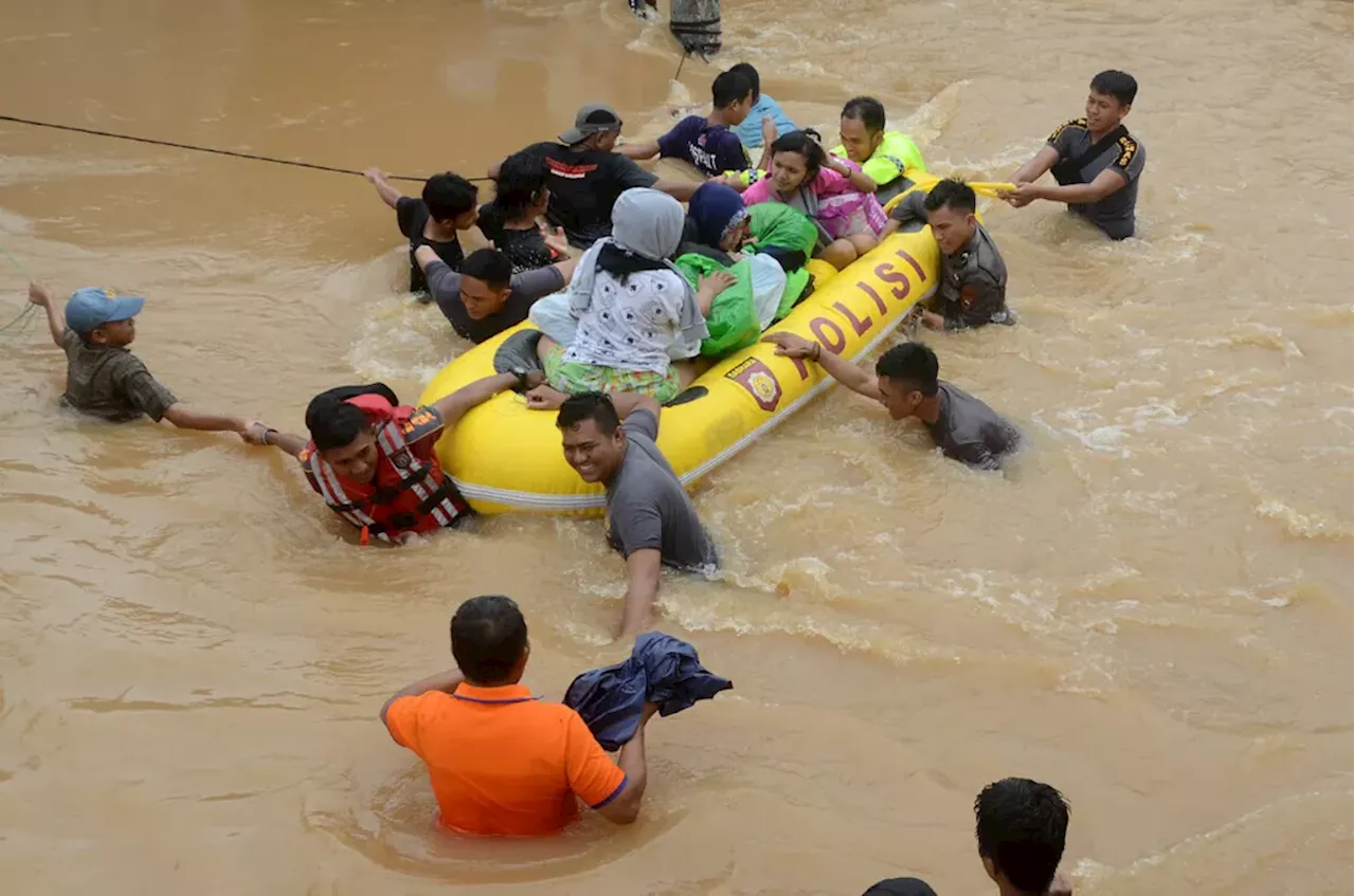 Mensos Tinjau Lokasi Banjir di Makassar, Pastikan Bantuan untuk Pengungsi