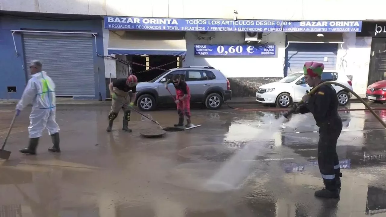 La solidaridad no conoce festivos: Voluntarios y militares siguen ayudando tras la DANA en Navidad