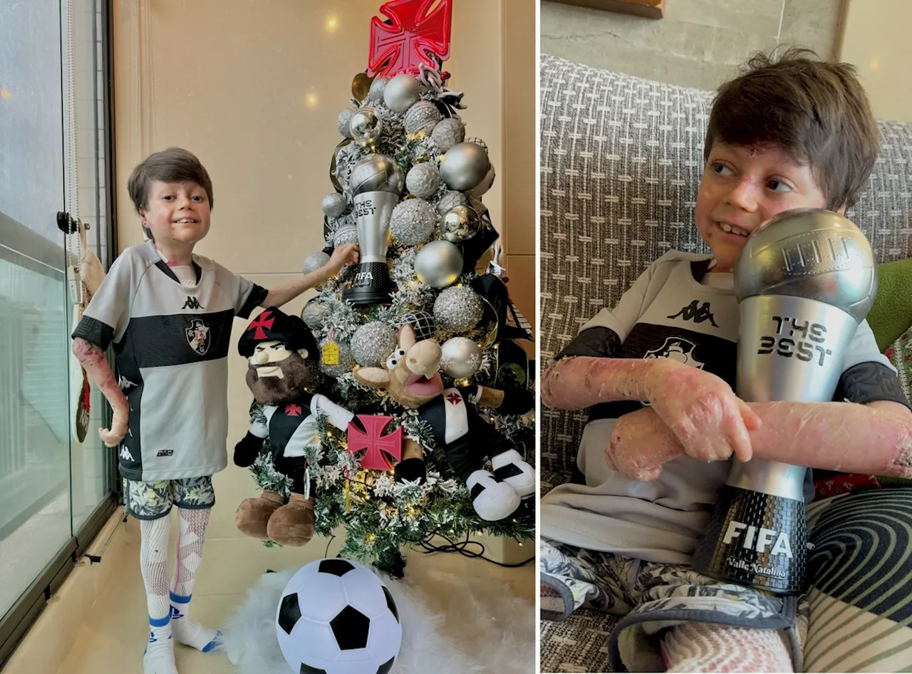 Menino Gui ganha réplica de troféu da Fifa e festeja: 'O mundo todo me conhece'