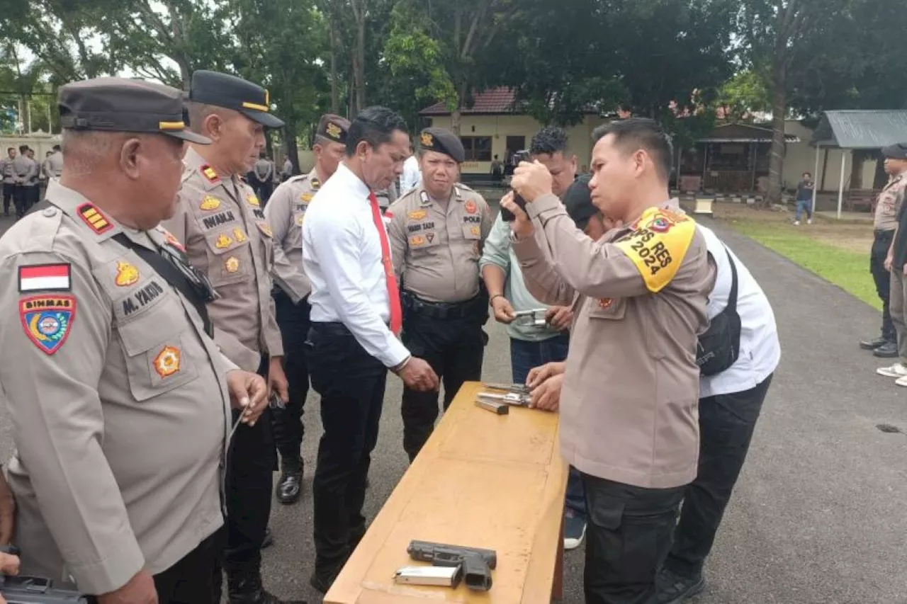 Kapolres Manggarai Barat Periksa Senjata Api Dinas Polri