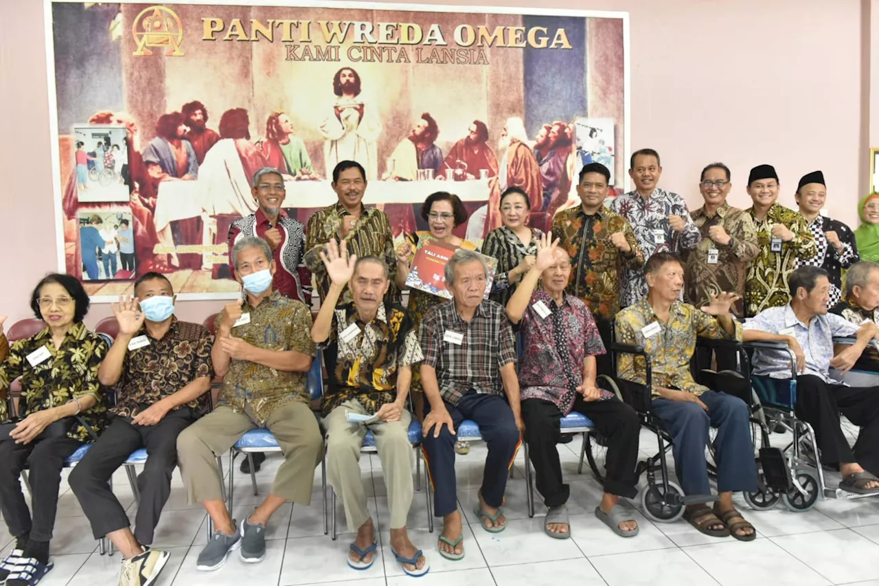 Pj Gubernur Jateng Berbagi Kasih di Panti Wreda Saat Natal