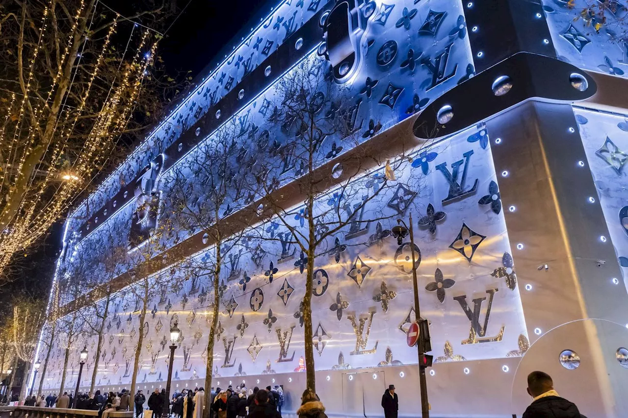 Une Malle Gigante Louis Vuitton sur les Champs-Élysées : Publicité Déguisée ou Non ?