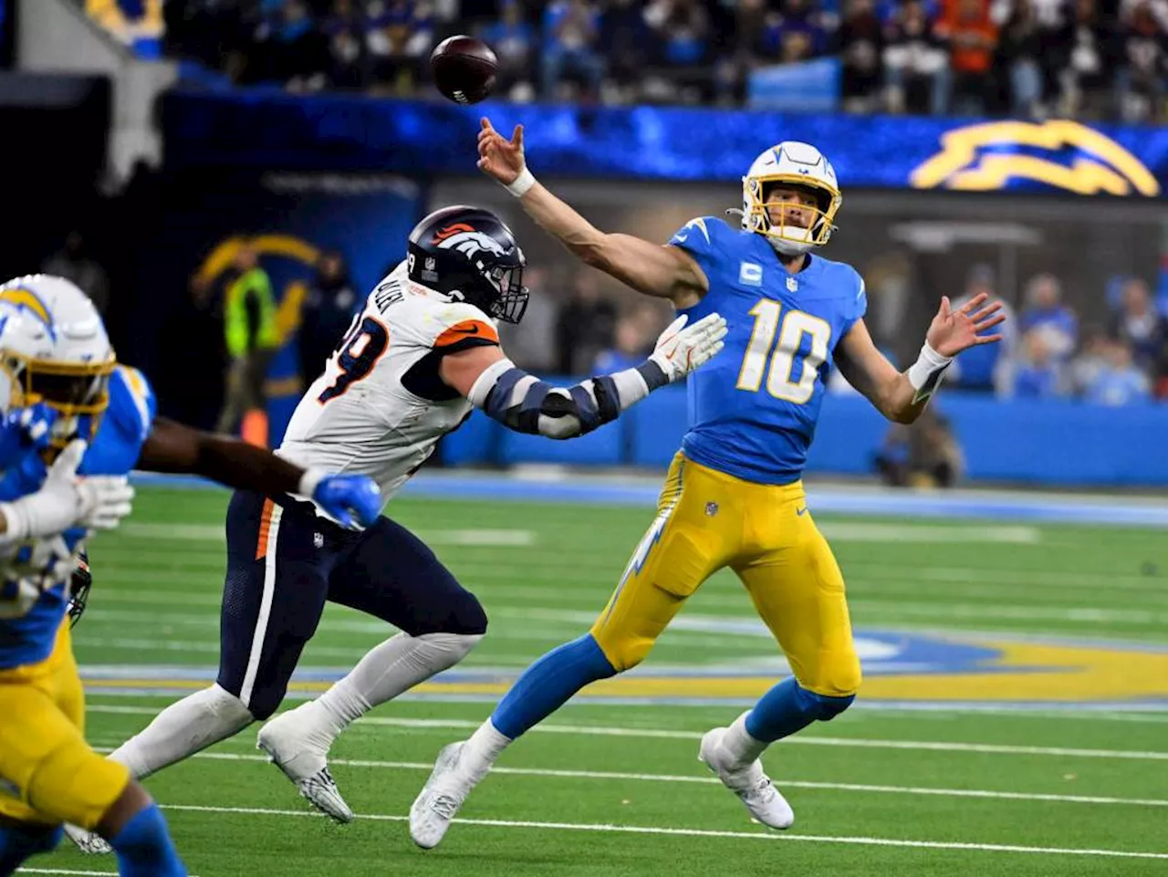 Herbert's 'Zero-Gravity' Throw Stuns Chargers Coach