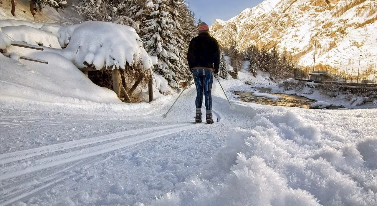 «Sono un agente speciale»: bloccato sulle piste, uno sciatore ubriaco si finge uno 007 per evitare la multa