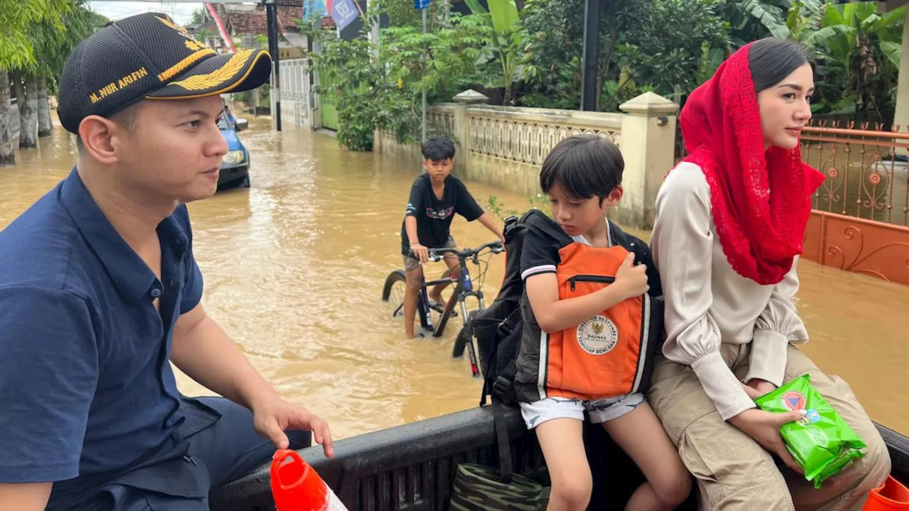 Novita Hardini Ajak Anak Kunjungi Korban Banjir & Longsor