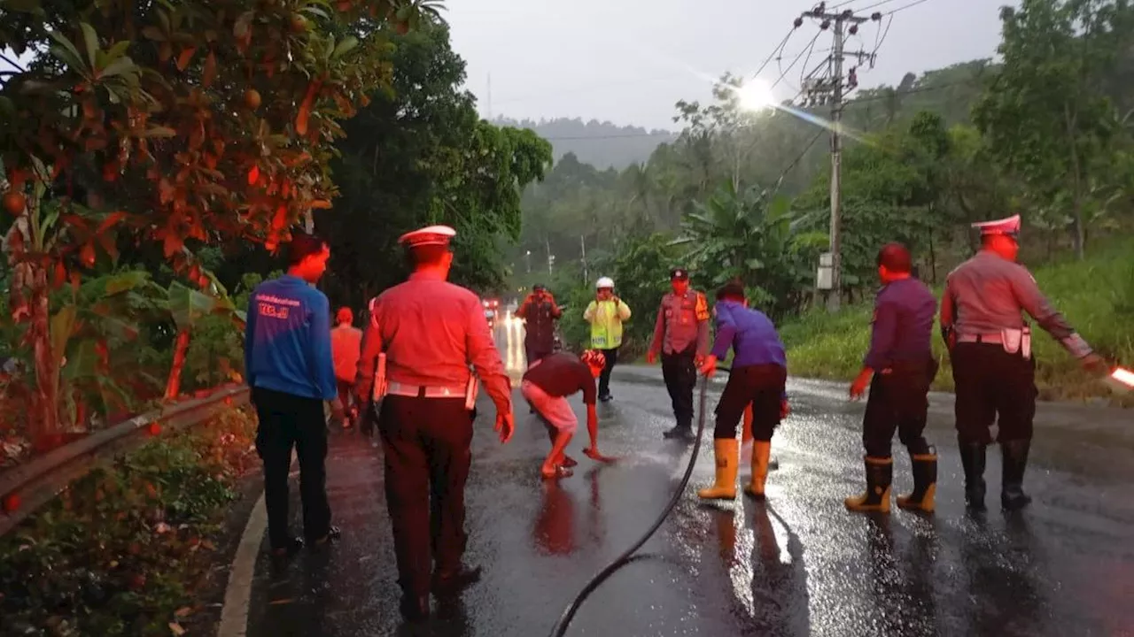 Tumpahan Solar di Jalan Imba Kesuma Bandar Lampung Bikin Pengendara Tergelincir