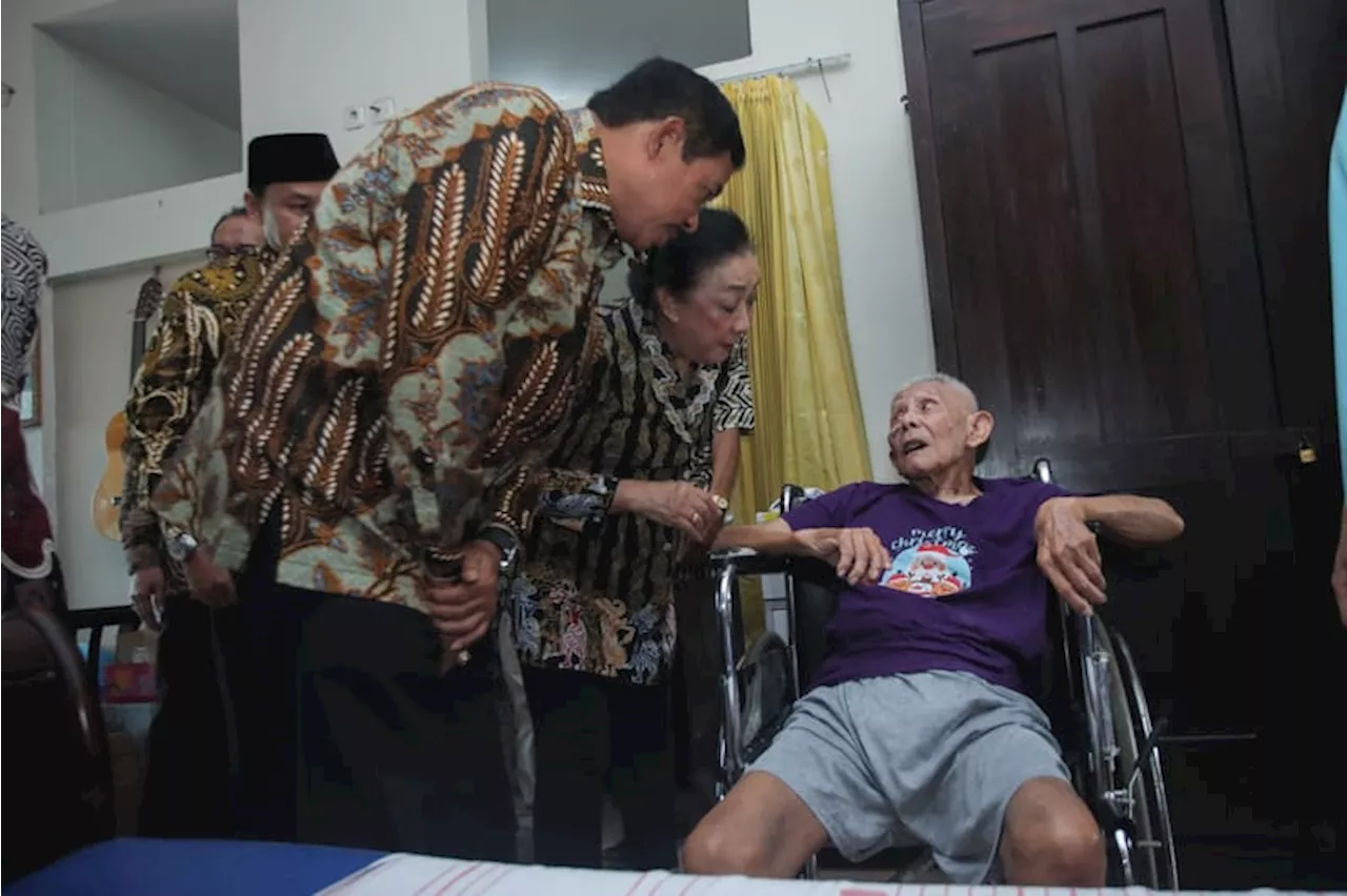 Nana Sudjana Berbagi Kasih ke Puluhan Lansia di Panti Wreda