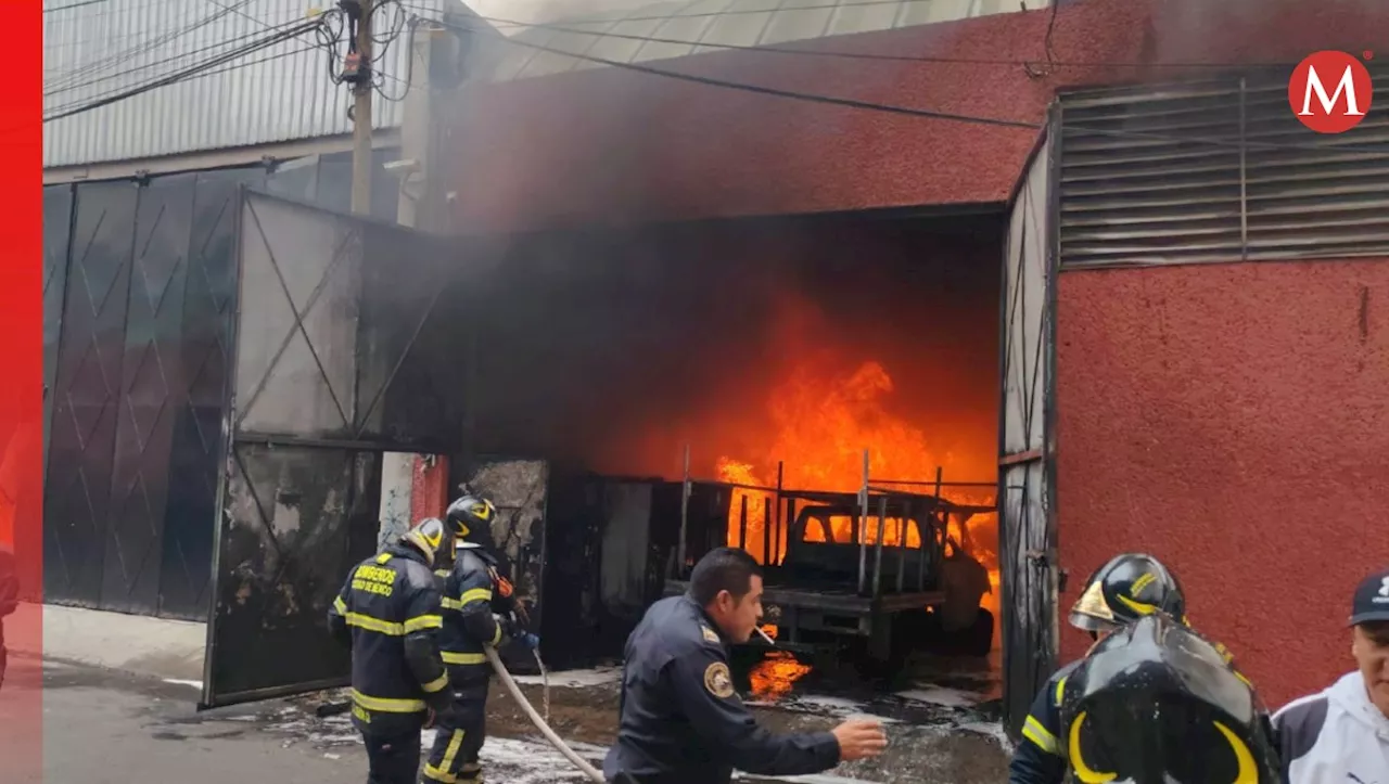 Incendio en fábrica de muebles en Iztapalapa