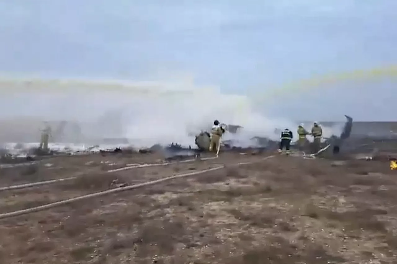 На месте крушения самолета в Казахстане нашли первых погибших