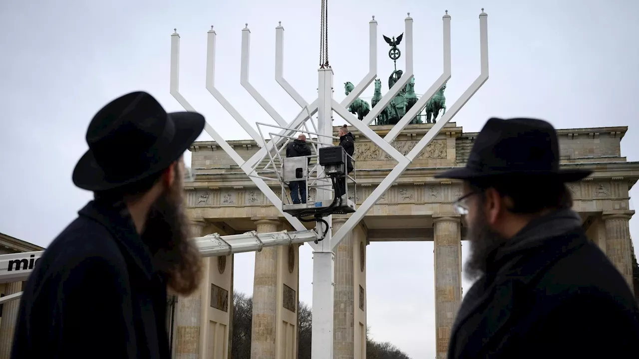 Chanukka-Leuchter am Brandenburger Tor läuchtet für 8 Tage