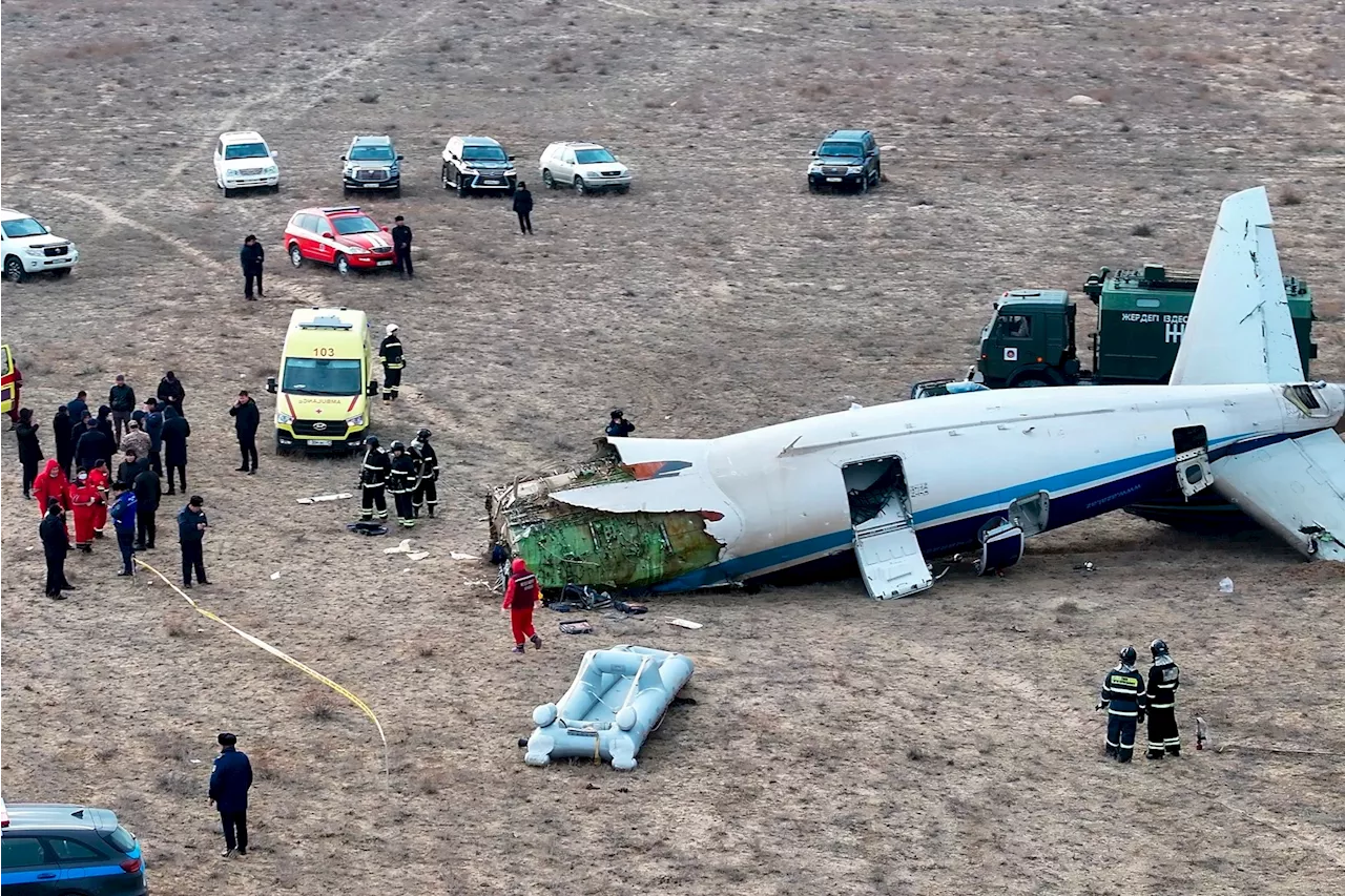 Passagierflugzeug stürzt in Kasachstan ab - Viele Überlebende