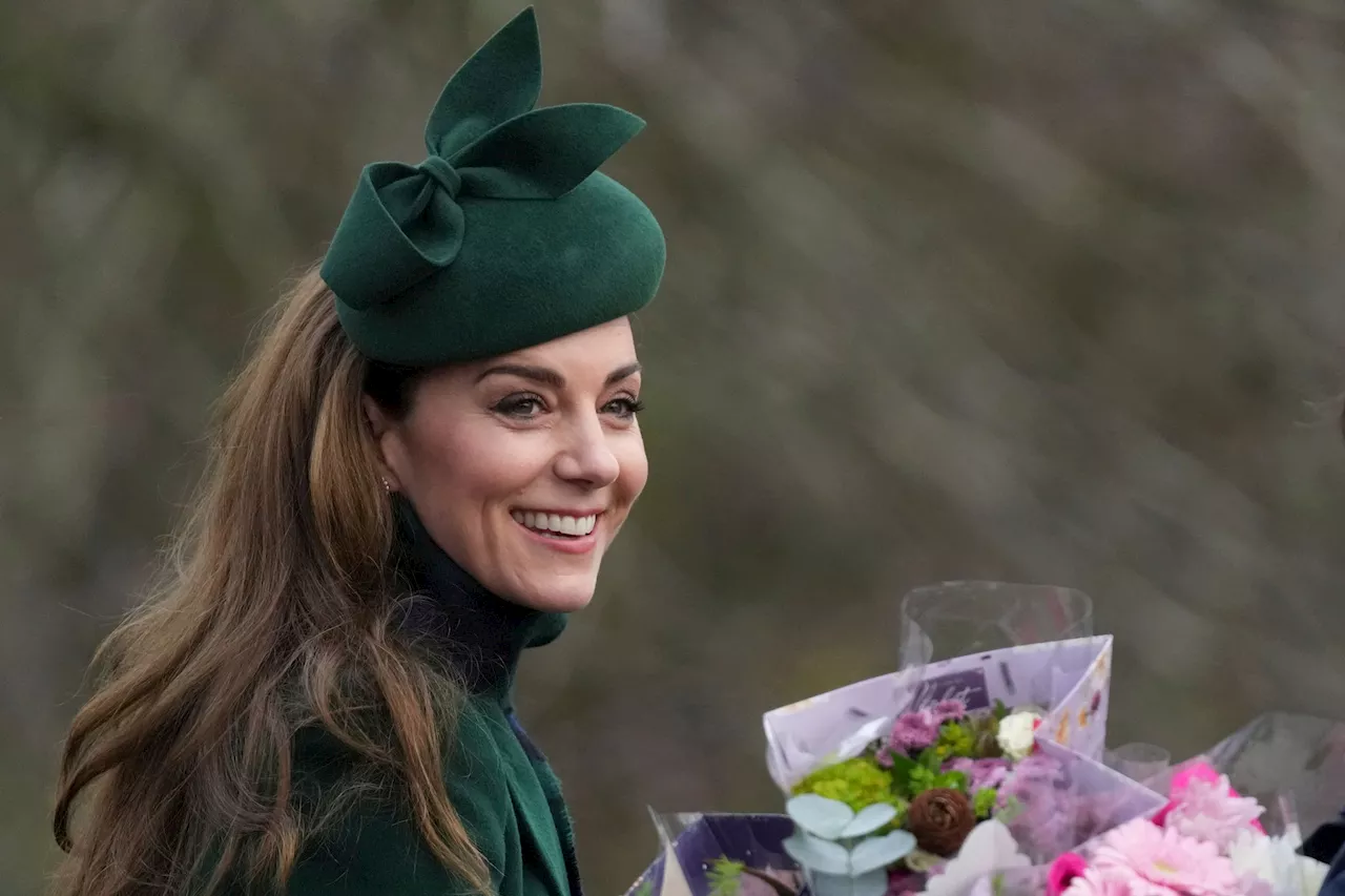 Prinzessin Kate wird mit Blumen überschüttet an Weihnachten