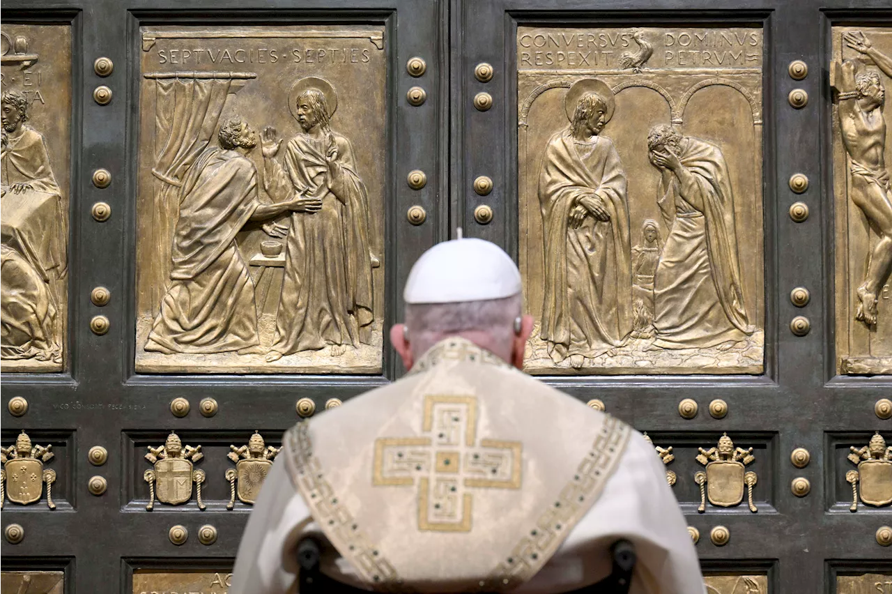 Pope Francis Urges Global Reconciliation on Christmas, Opening Holy Year of Hope