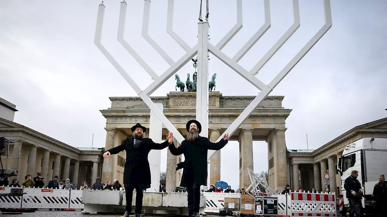 Chanukka-Leuchter am Brandenburger Tor leuchtet für Deutschland