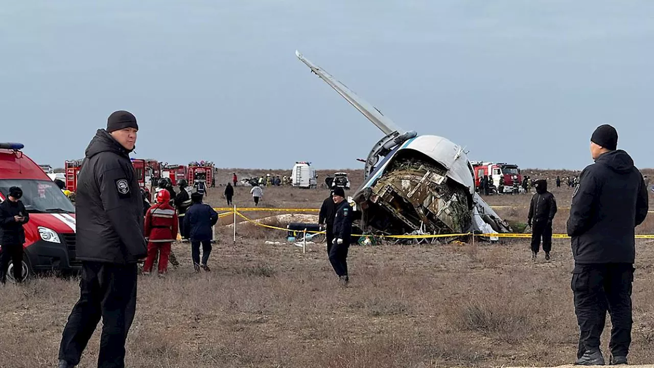 Passagierflugzeug stürzt in Kasachstan ab - viele Überlebende