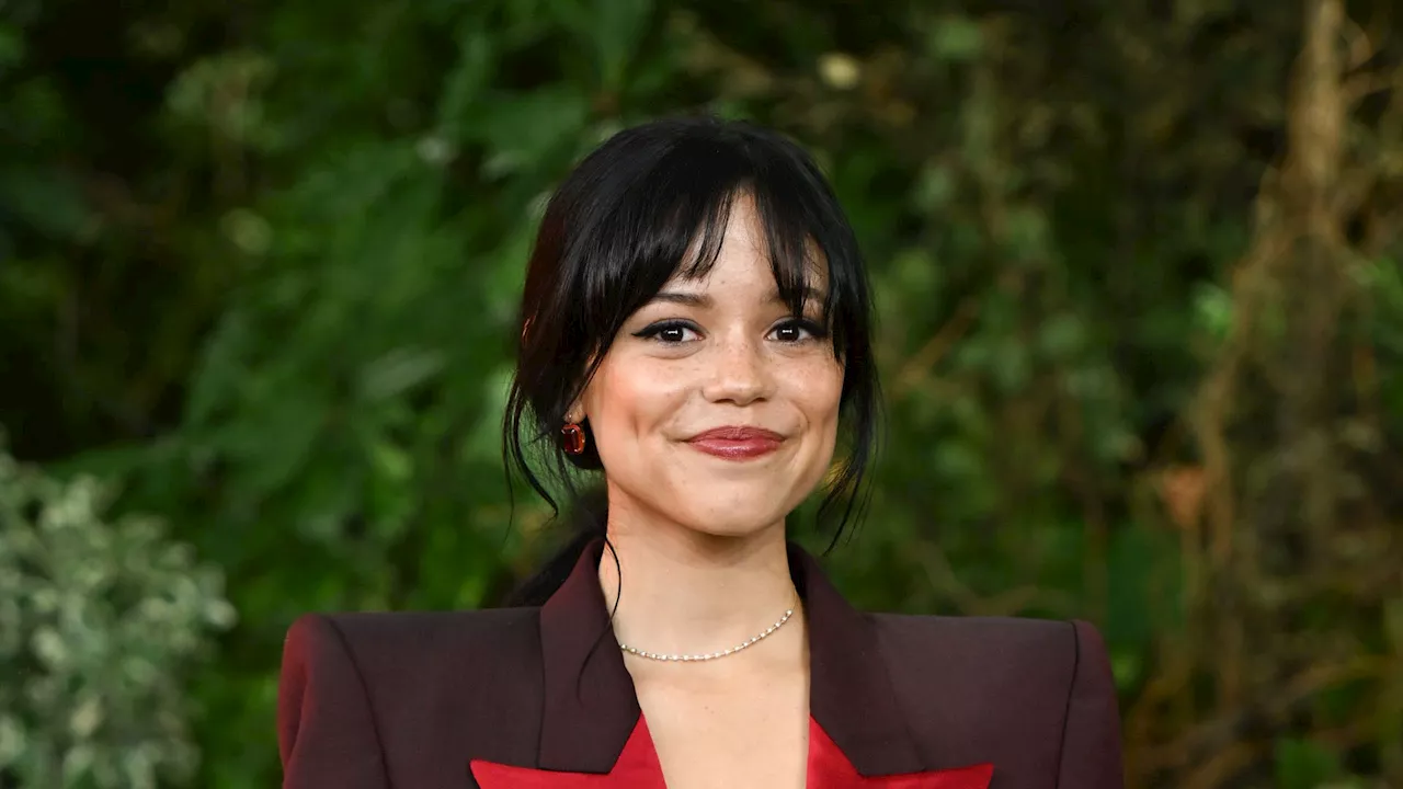 Jenna Ortega stiehlt Requisite von 'Wednesday'-Set