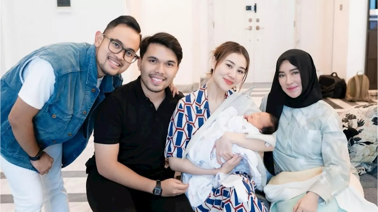 Aaliyah Massaid dan Thariq Halilintar Jenguk Shandy Purnamasari