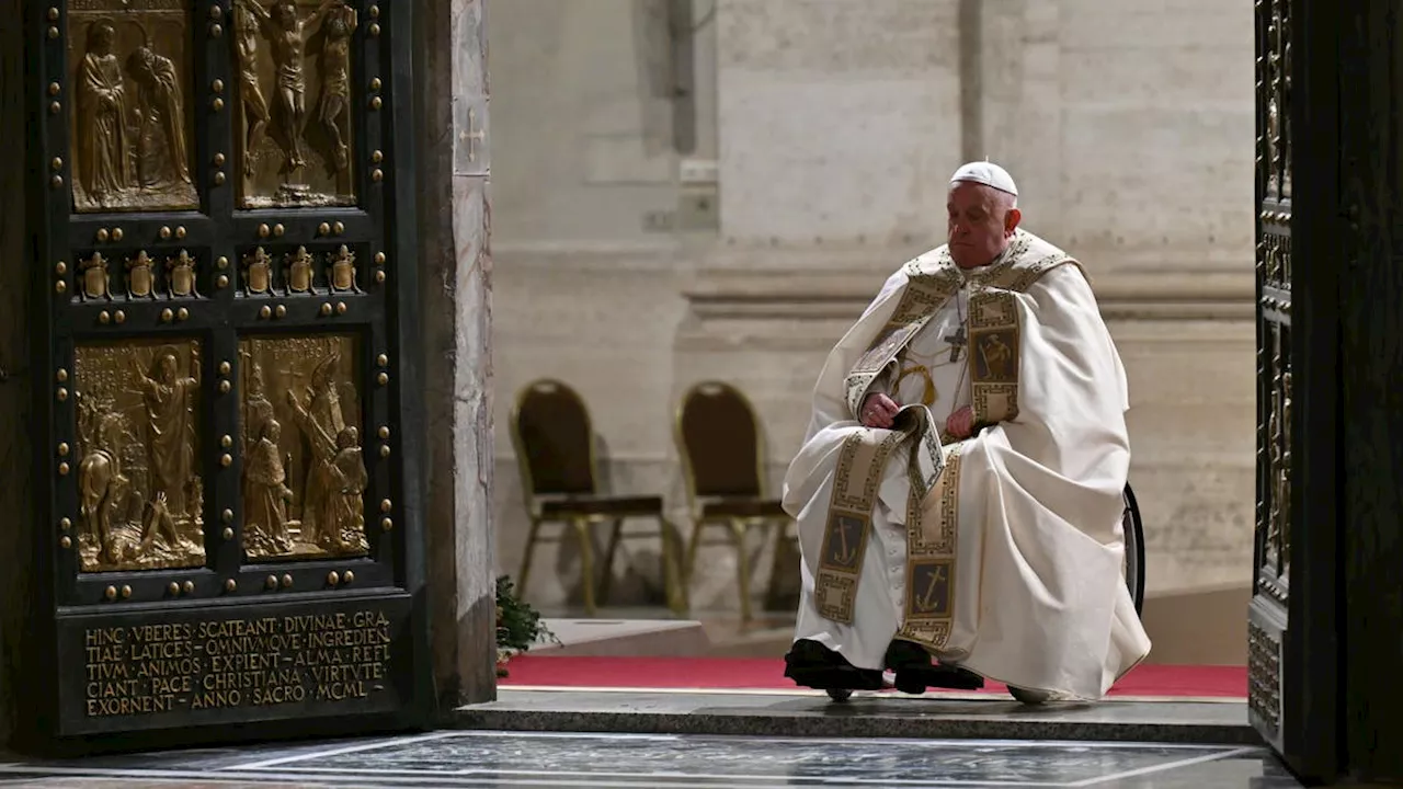 Heiliges Jahr beginnt: Papst Franziskus öffnet die Heilige Pforte