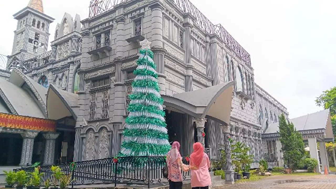 Gereja Katedral Santa Maria Palembang Manfaatkan Botol Bekas Jadi Pohon Natal