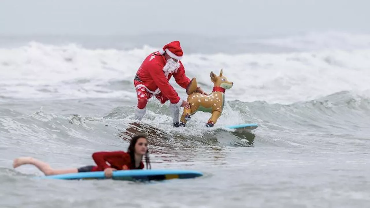 Surfing Santas Christmas Eve di Cocoa Beach