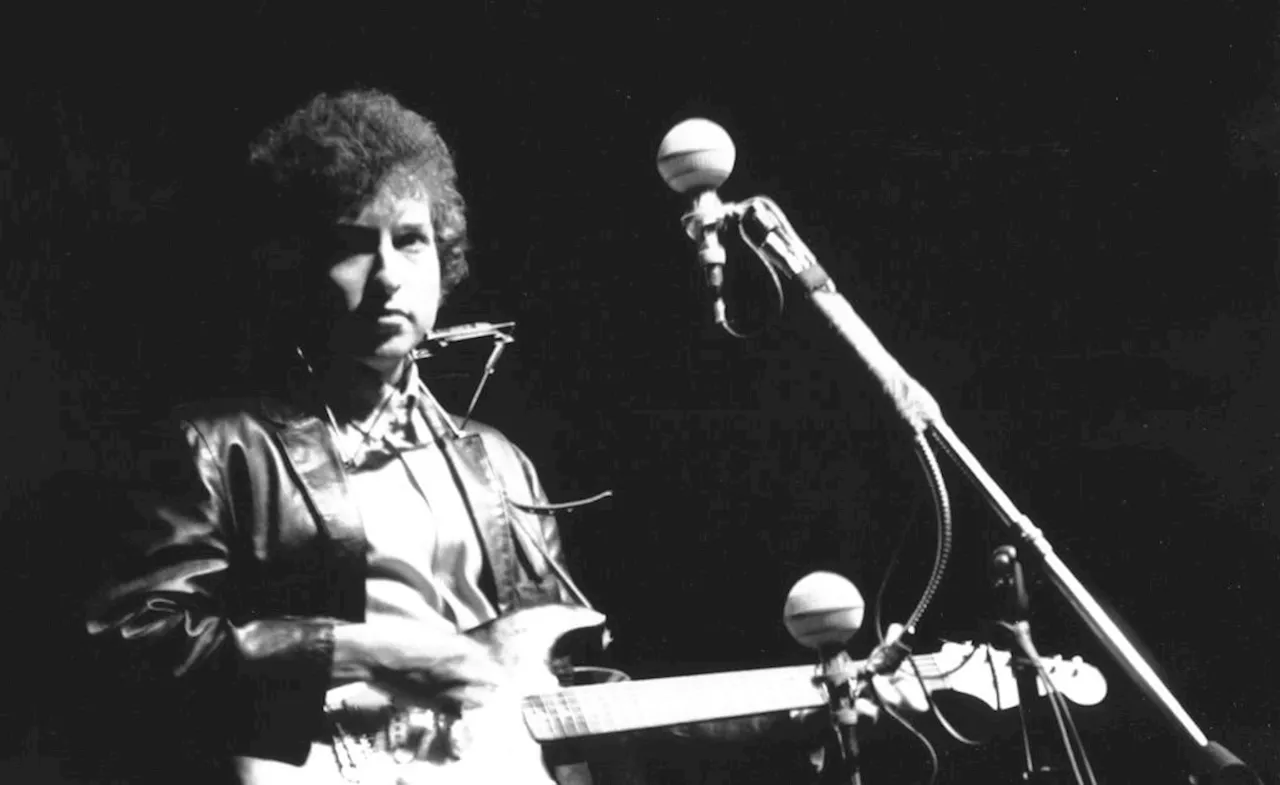 Bob Dylan's Electric Revolution: A Clash of Musical and Political Ideals