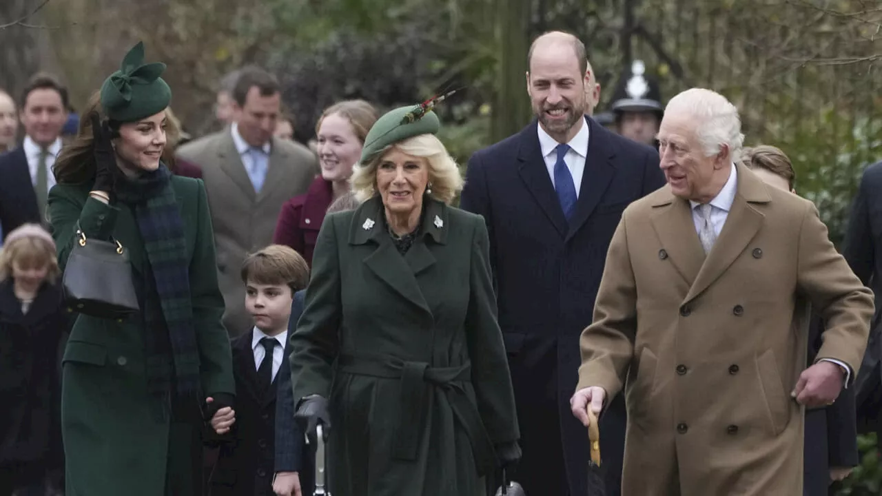 William e Kate con i figli alla Messa di Natale: le foto con Carlo e Camilla