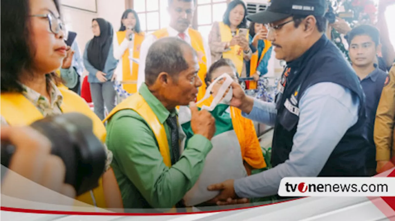 Suka Cita Natal, Mensos Gus Ipul Berbagi Kasih untuk Korban Banjir Makassar dari Gereja