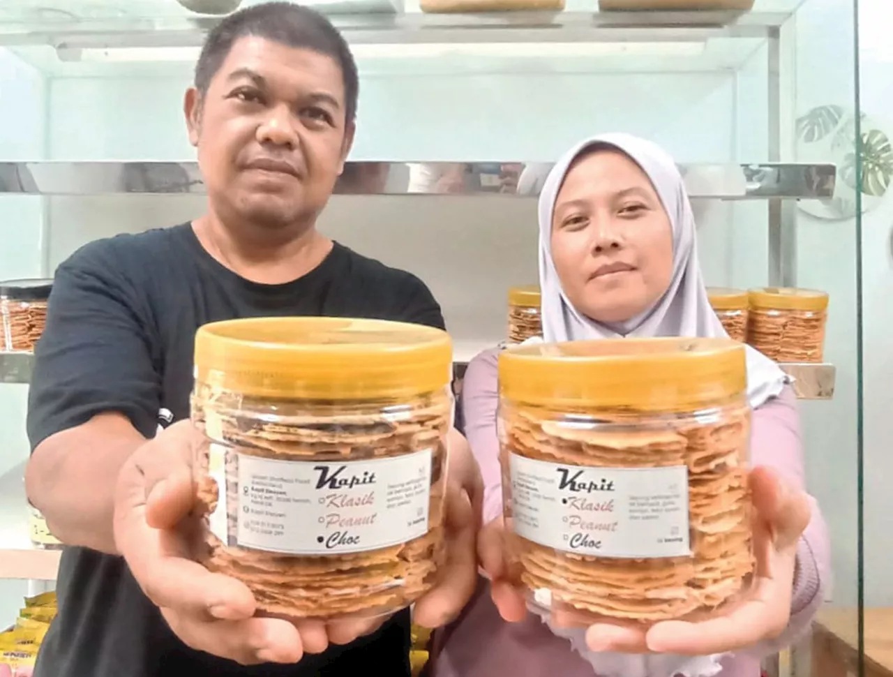 Former Banker Turns Kuih Kapit Entrepreneur, Earns RM5,000 Monthly