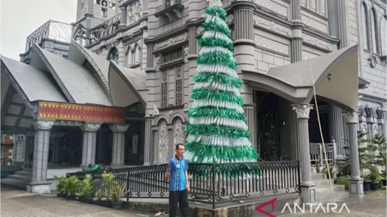 Pohon Natal Ramah Lingkungan dari Limbah Plastik