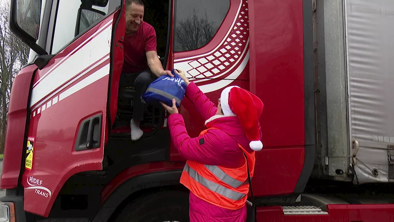 Freiwilliges Team überrascht LKW-Fahrer an Weihnachten