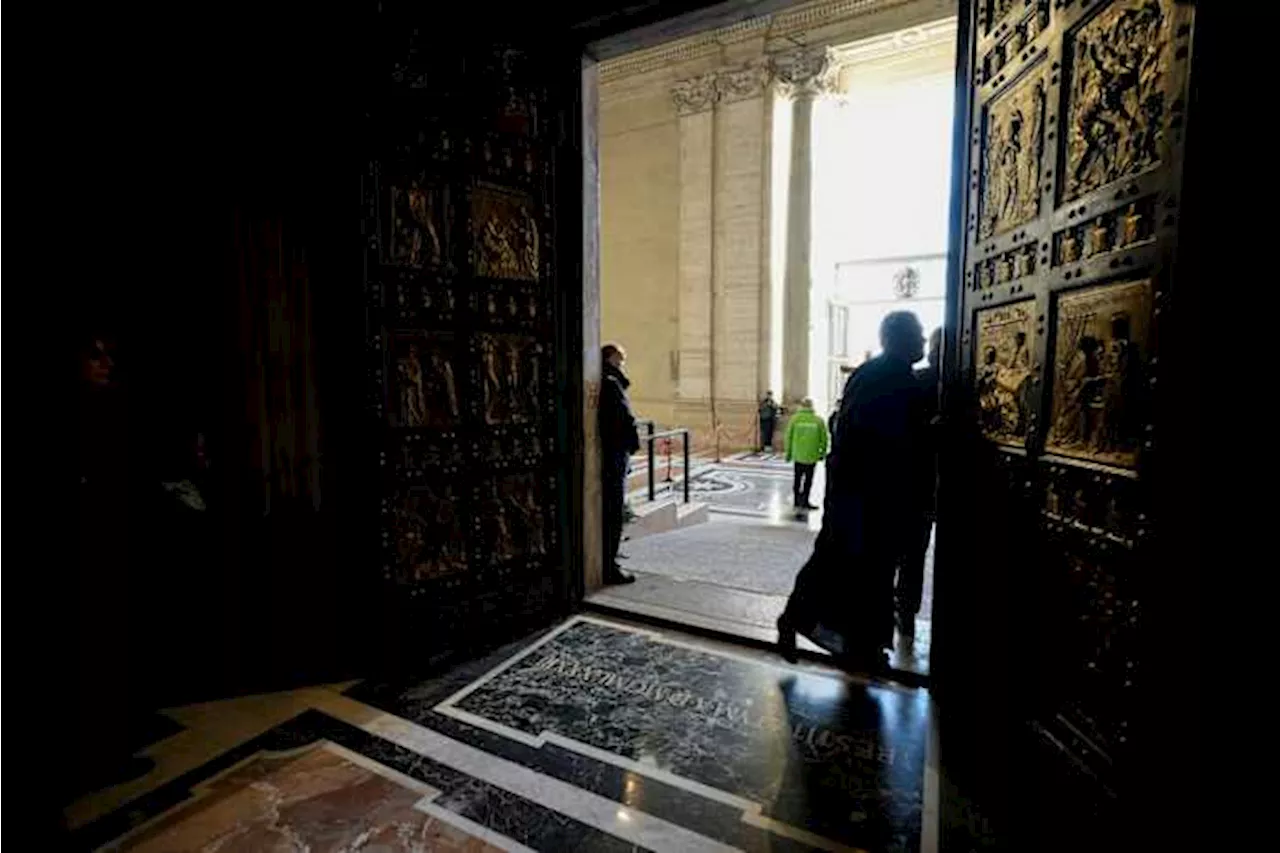 Pilgrims traverse Vatican Holy Door as Christmas marks the start of the 2025 Holy Year