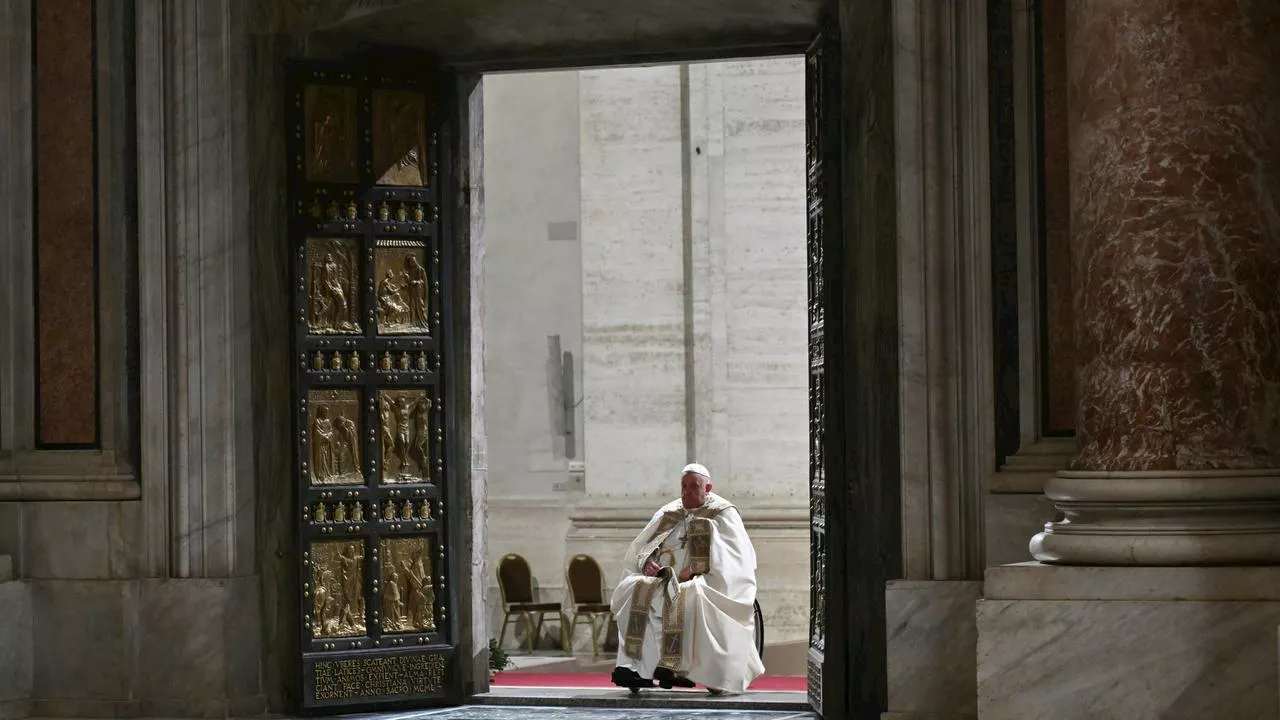 Papst läutet Heiliges Jahr ein - Christmette im Petersdom