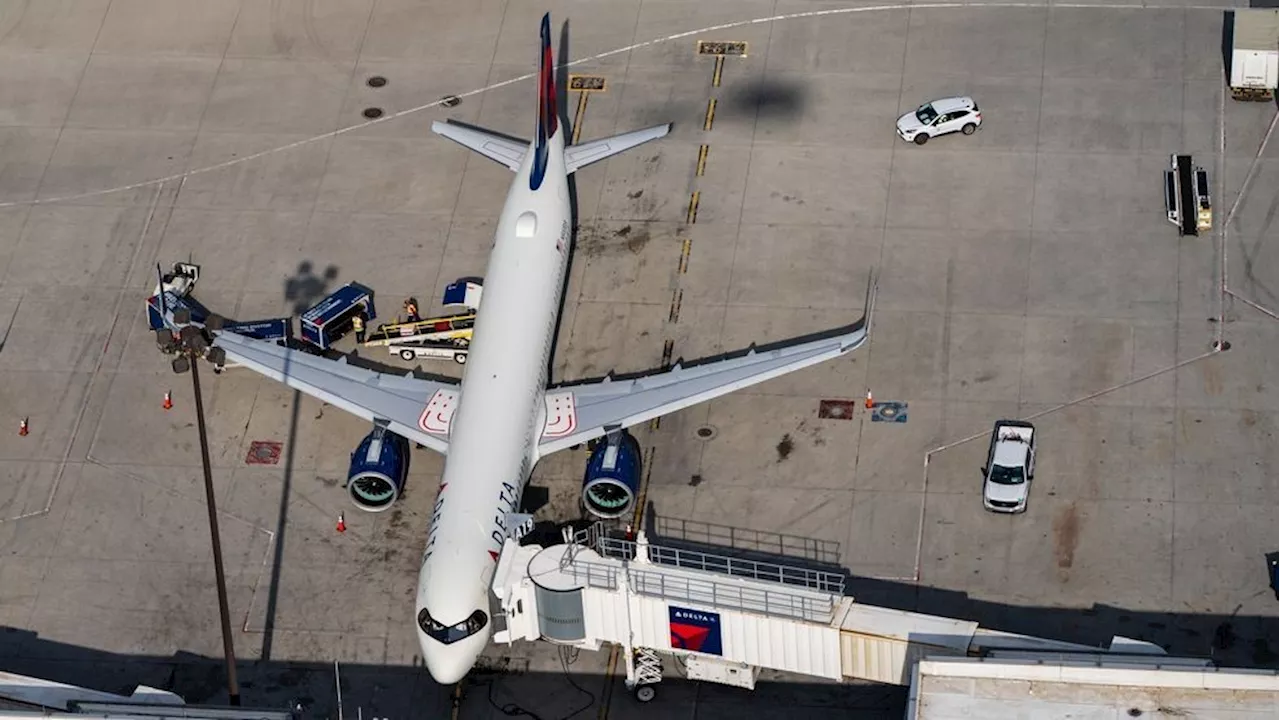 Flight crew catches stowaway passenger on Seattle flight to Hawaii