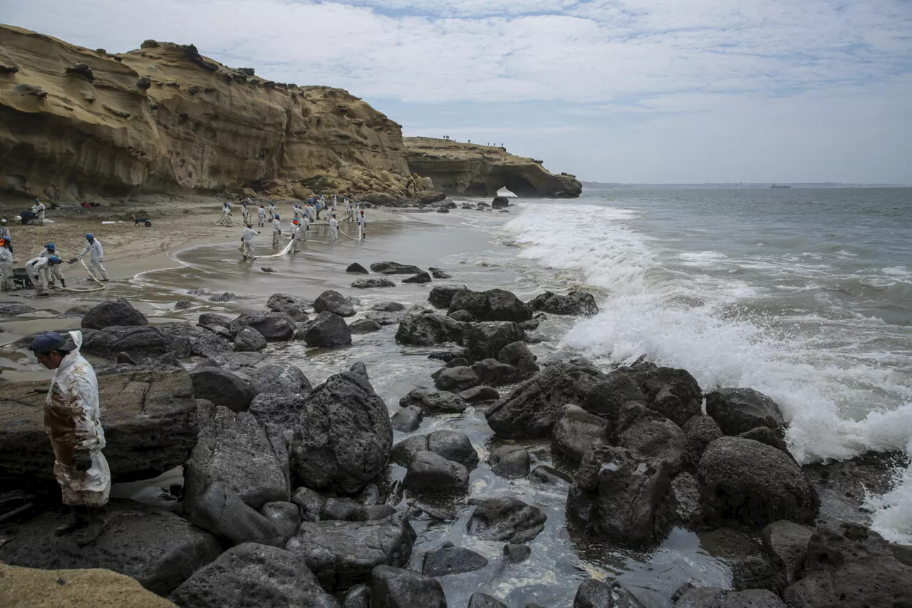 Pérou : une 'urgence environnementale' décrétée après une pollution de pétrole sur plusieurs plages