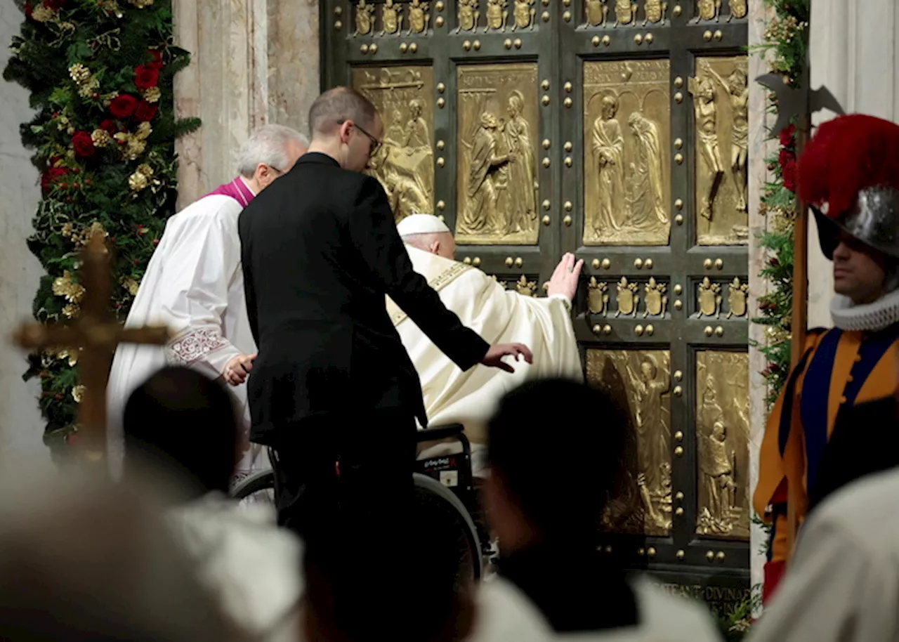 Il Papa apre le porte sante a San Pietro e a Rebibbia