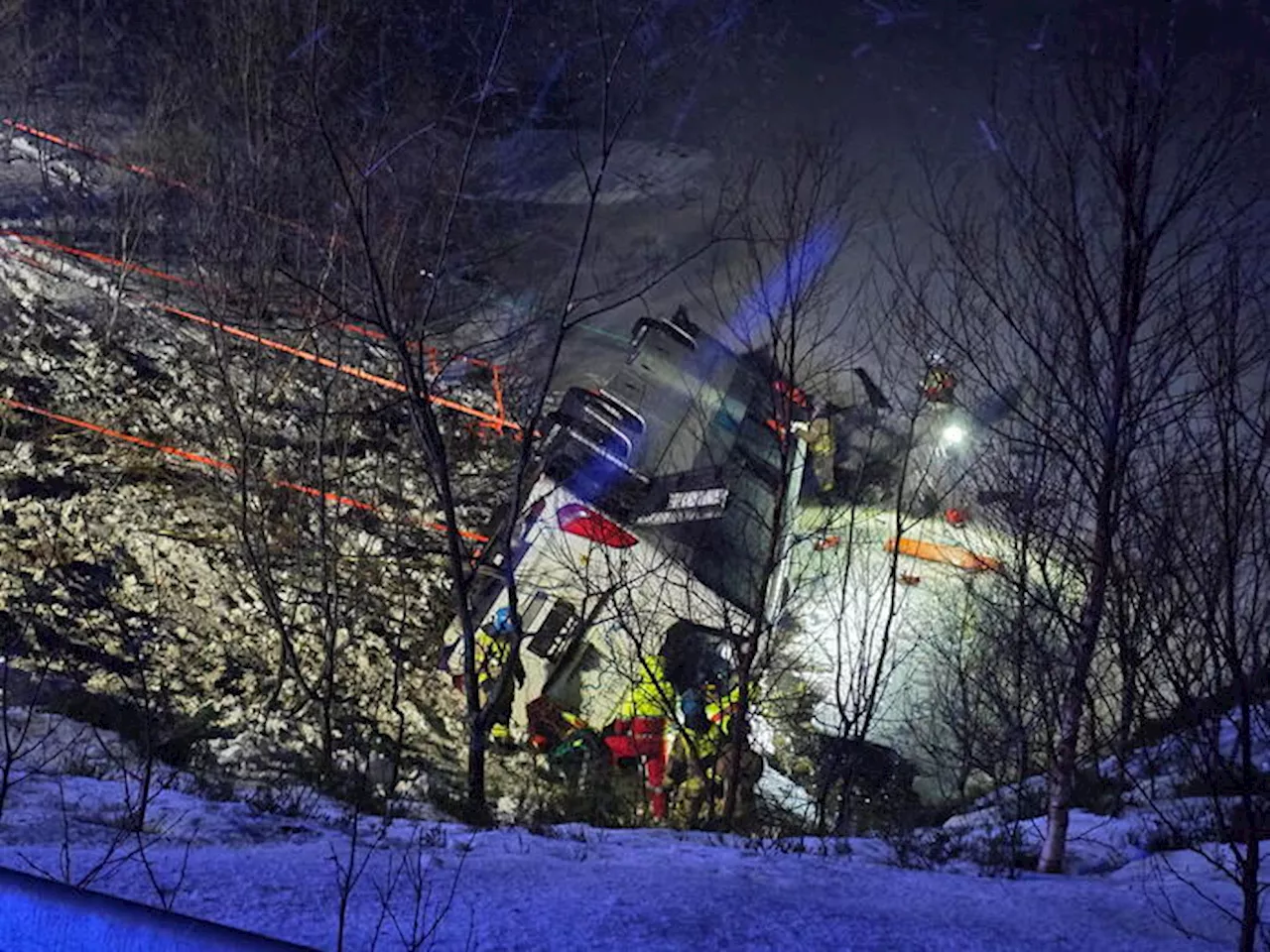 Norvegia, bus con 58 persone sbanda e finisce in un lago. Almeno 3 morti