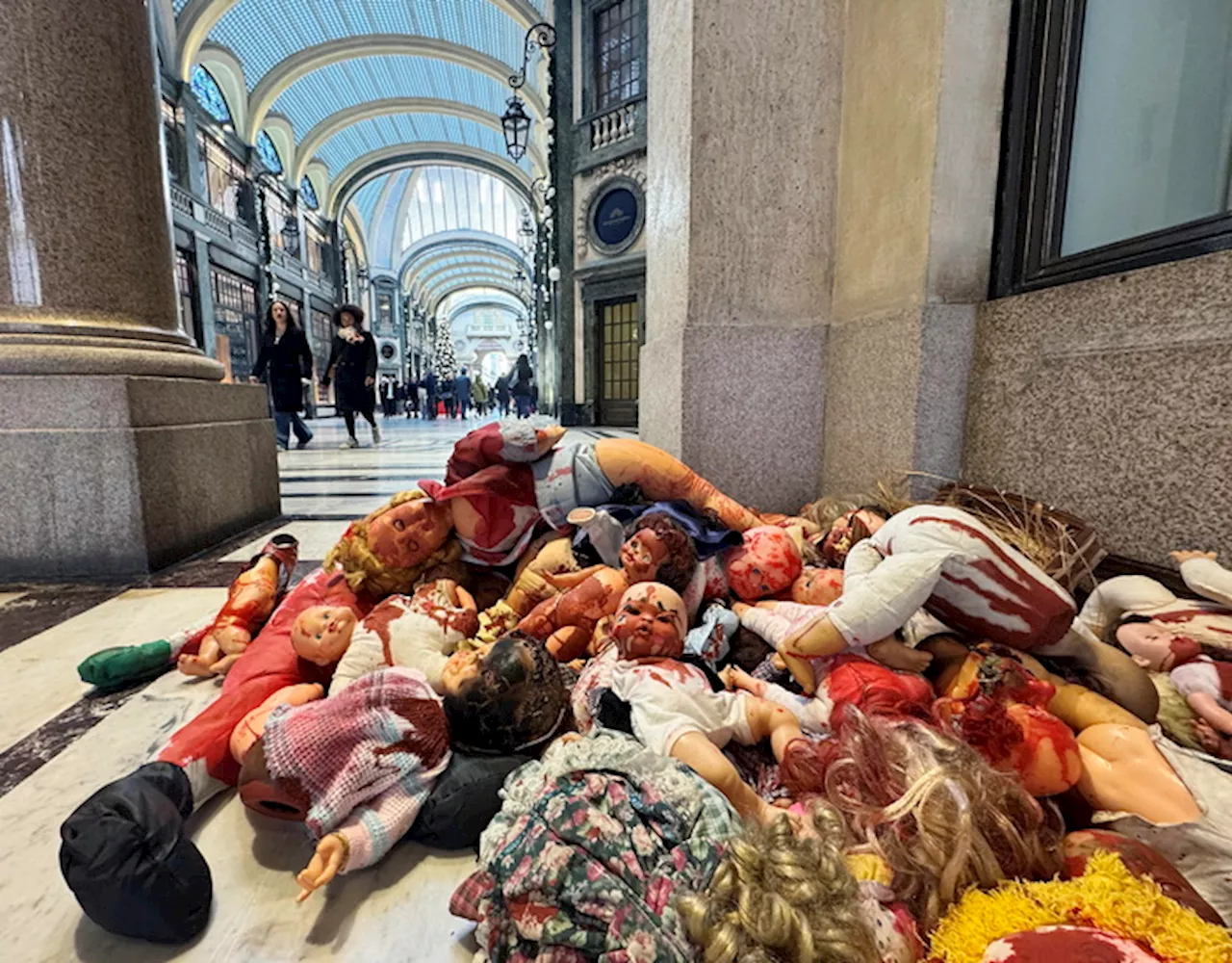 Torino, bambole insanguinate nella Galleria San Federico